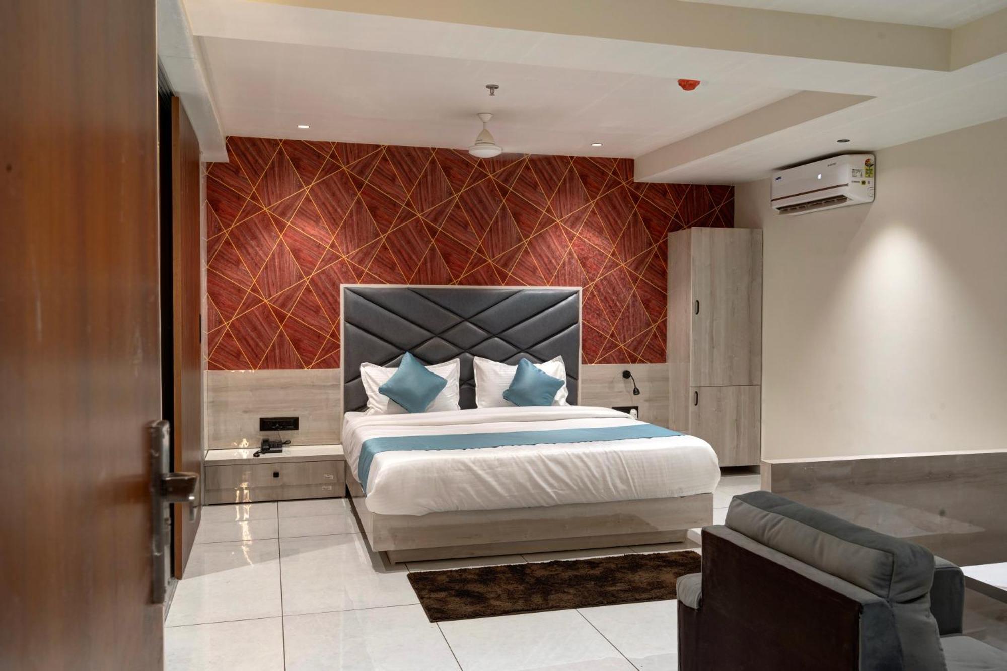 Hotel Shrimad Villa Гандинагар Экстерьер фото