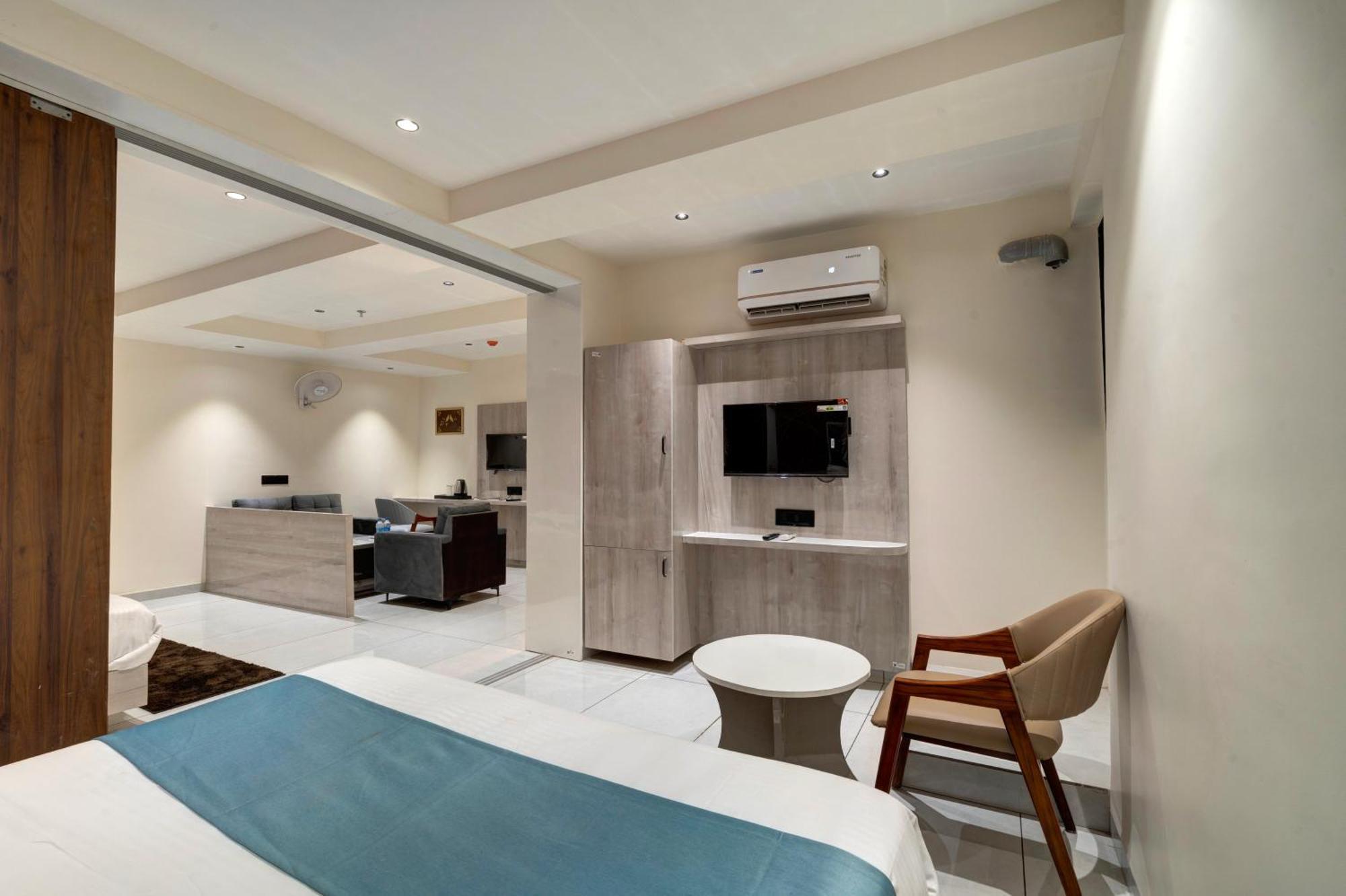 Hotel Shrimad Villa Гандинагар Экстерьер фото