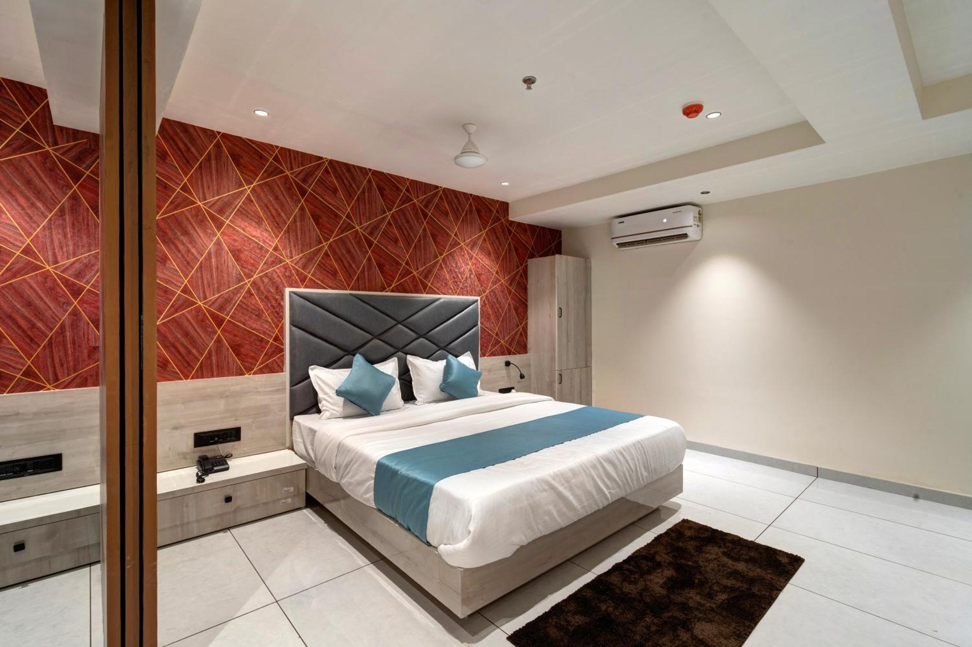 Hotel Shrimad Villa Гандинагар Экстерьер фото
