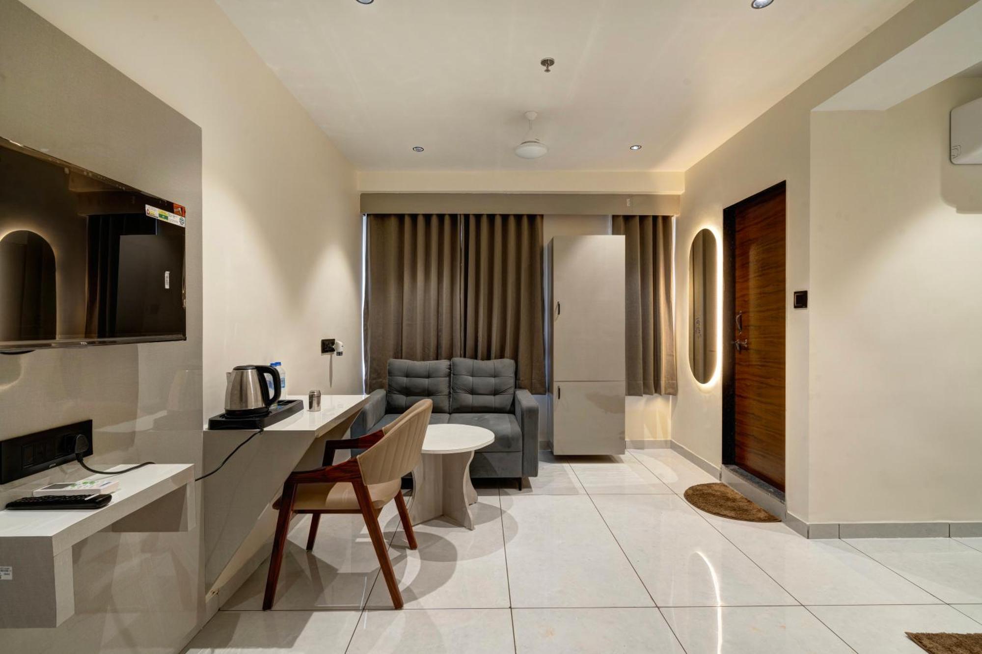 Hotel Shrimad Villa Гандинагар Экстерьер фото