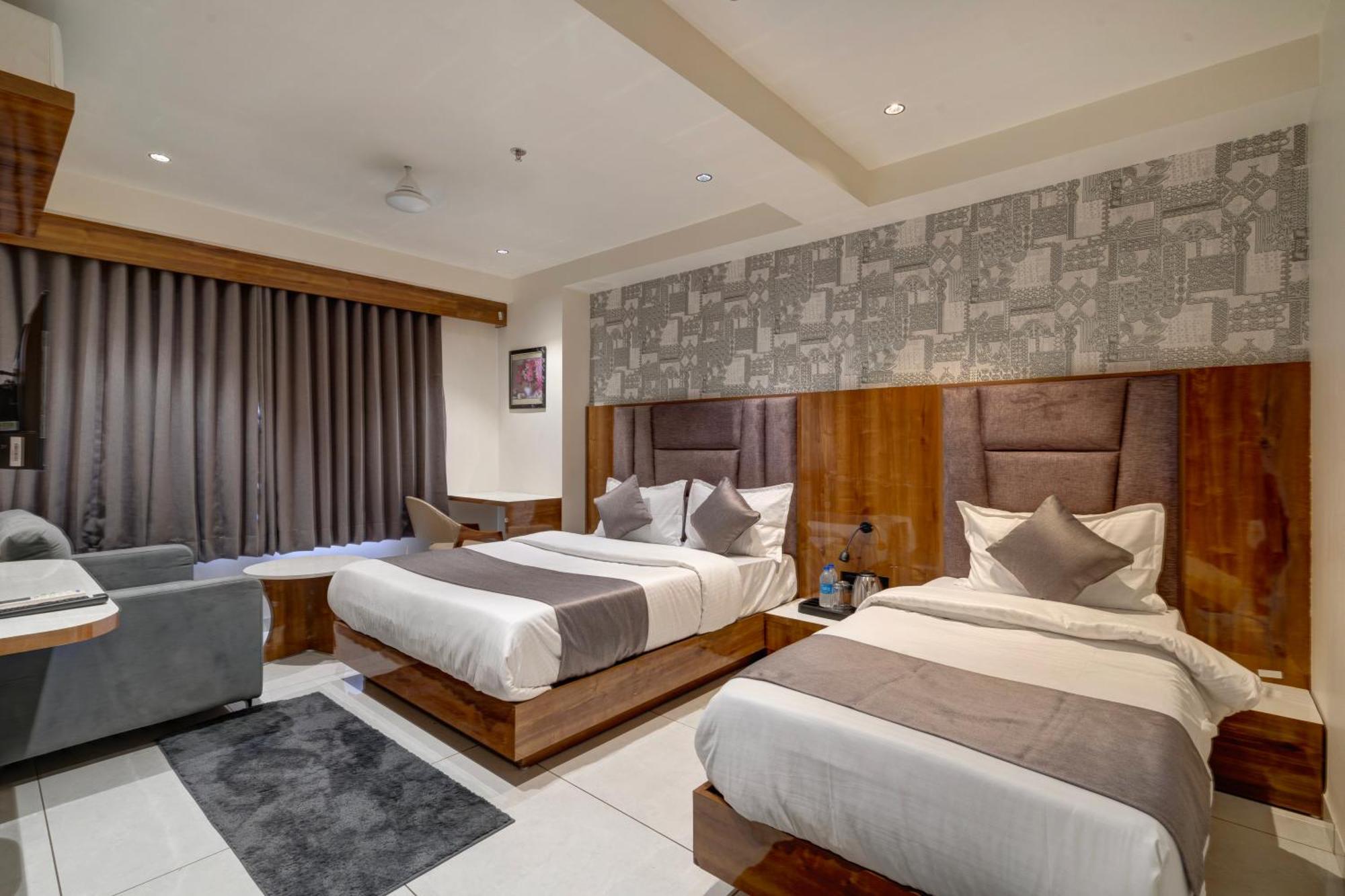 Hotel Shrimad Villa Гандинагар Экстерьер фото