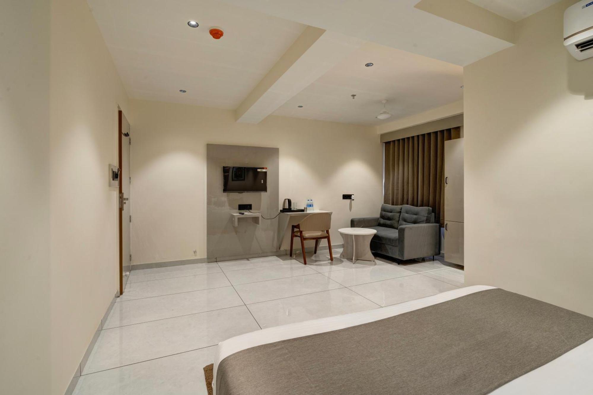 Hotel Shrimad Villa Гандинагар Экстерьер фото