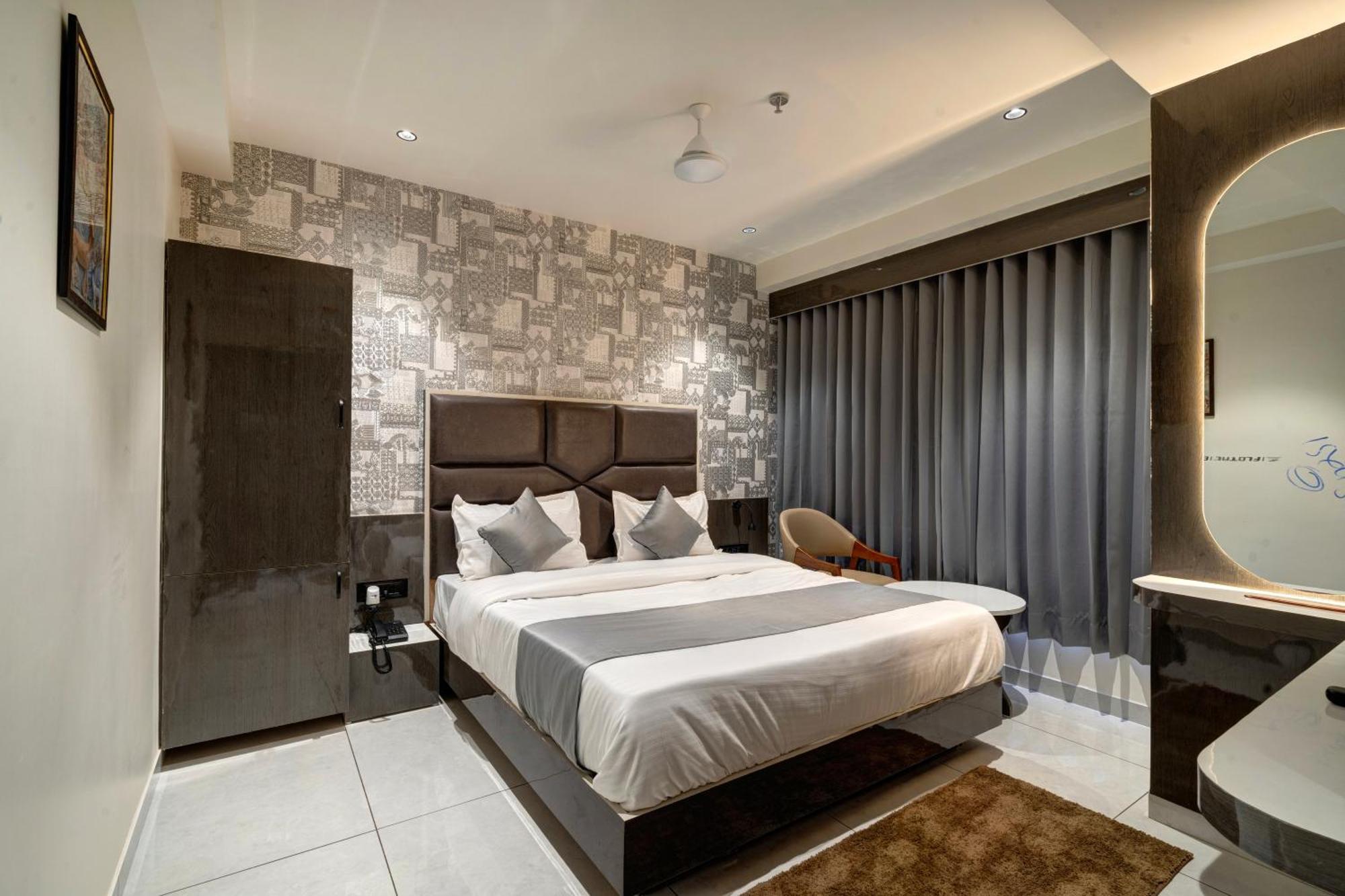 Hotel Shrimad Villa Гандинагар Экстерьер фото