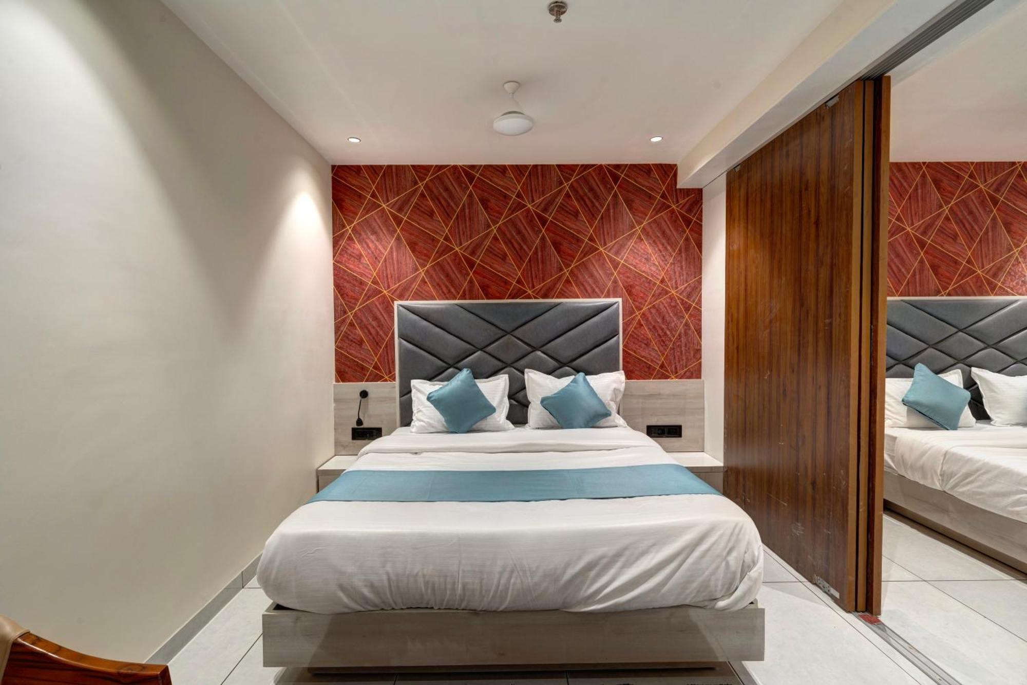 Hotel Shrimad Villa Гандинагар Экстерьер фото