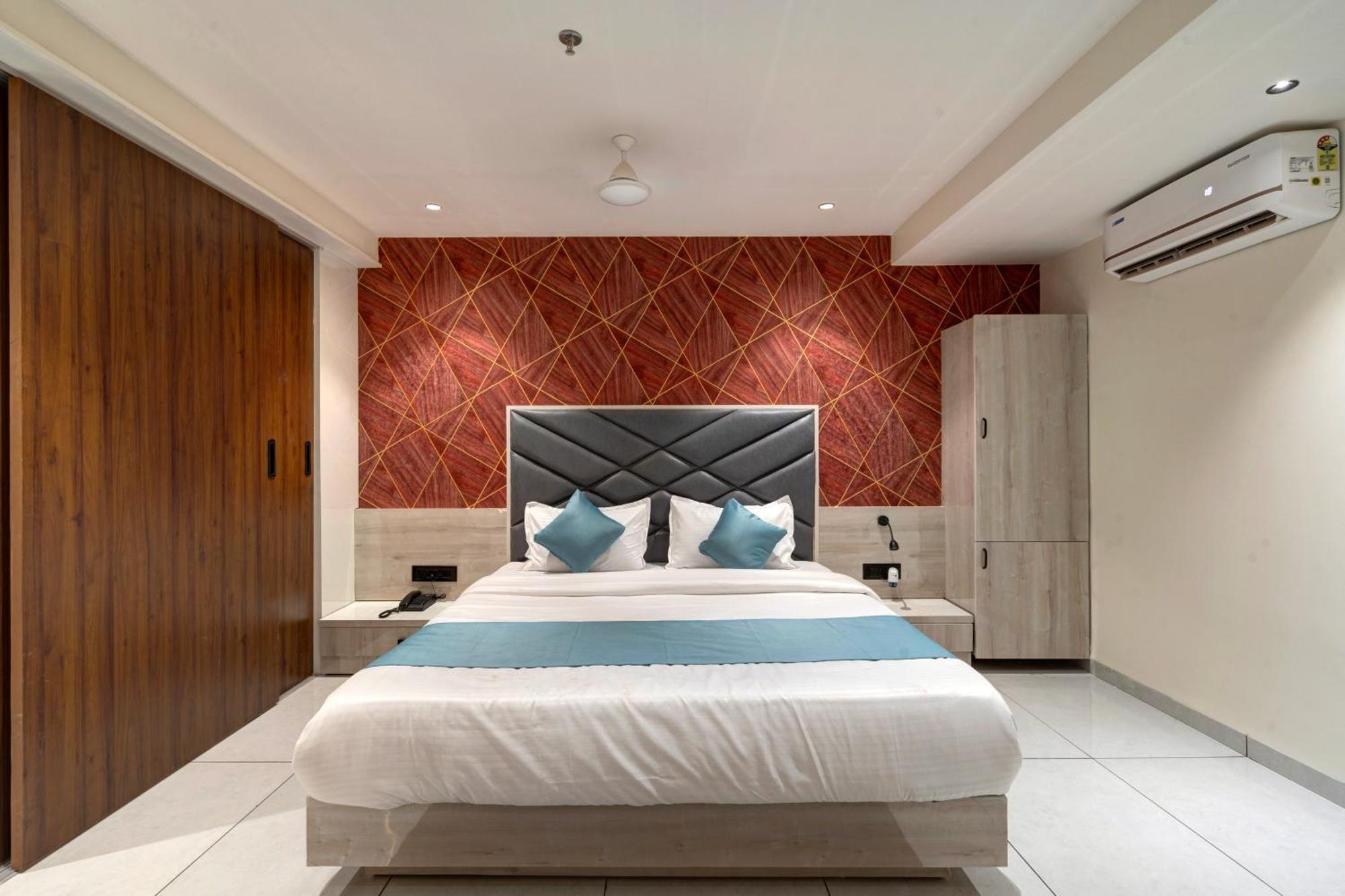 Hotel Shrimad Villa Гандинагар Экстерьер фото