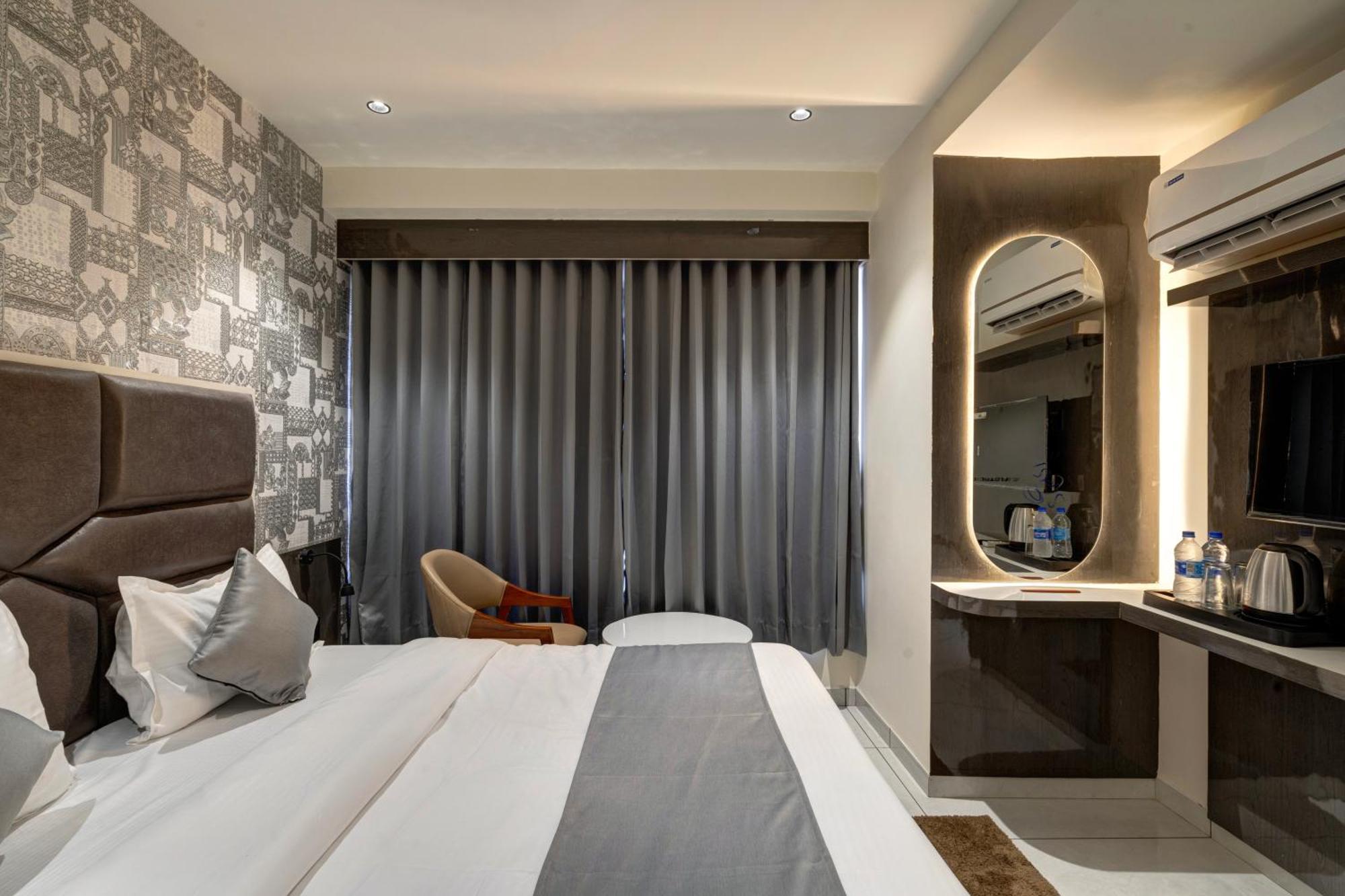 Hotel Shrimad Villa Гандинагар Экстерьер фото