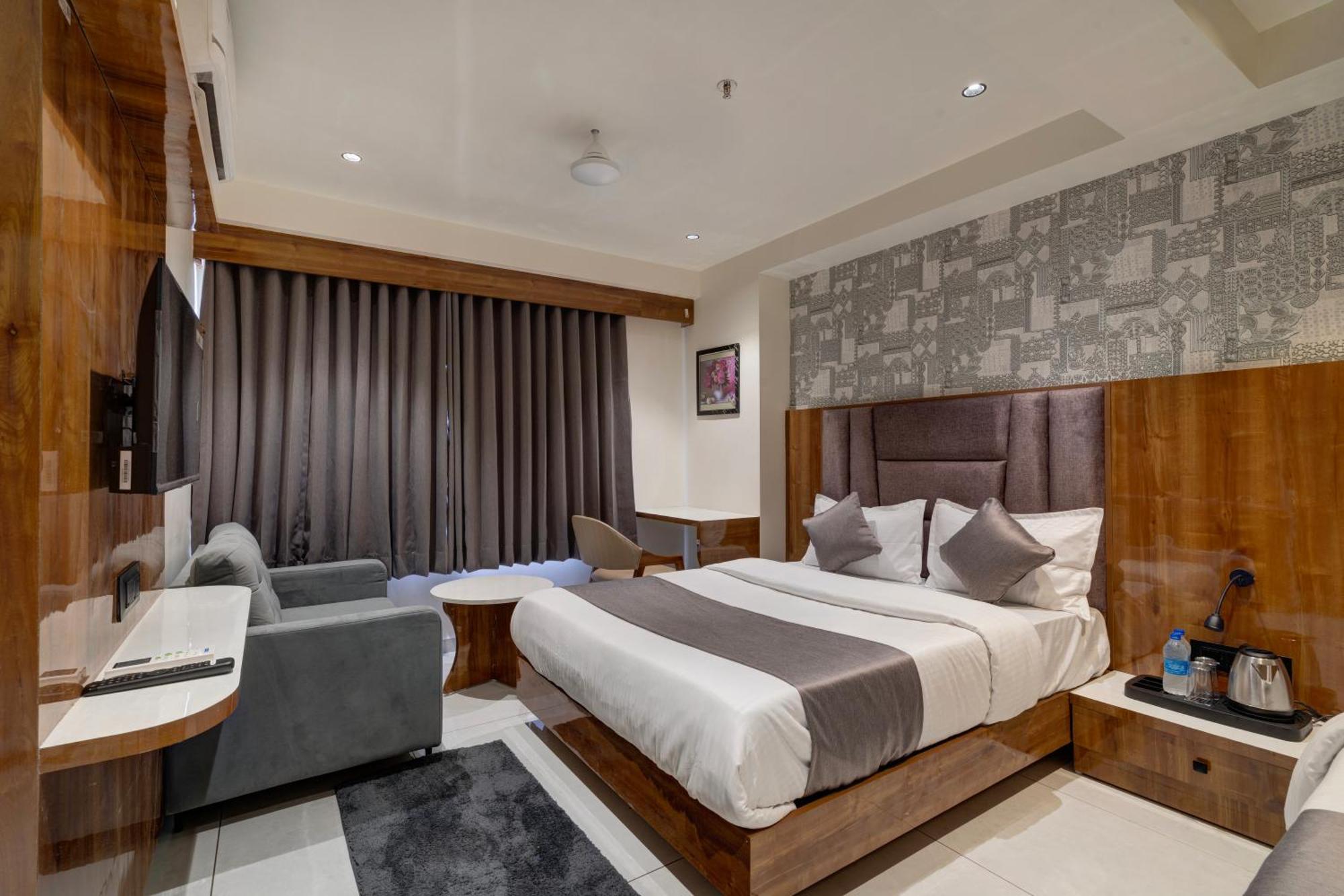 Hotel Shrimad Villa Гандинагар Экстерьер фото