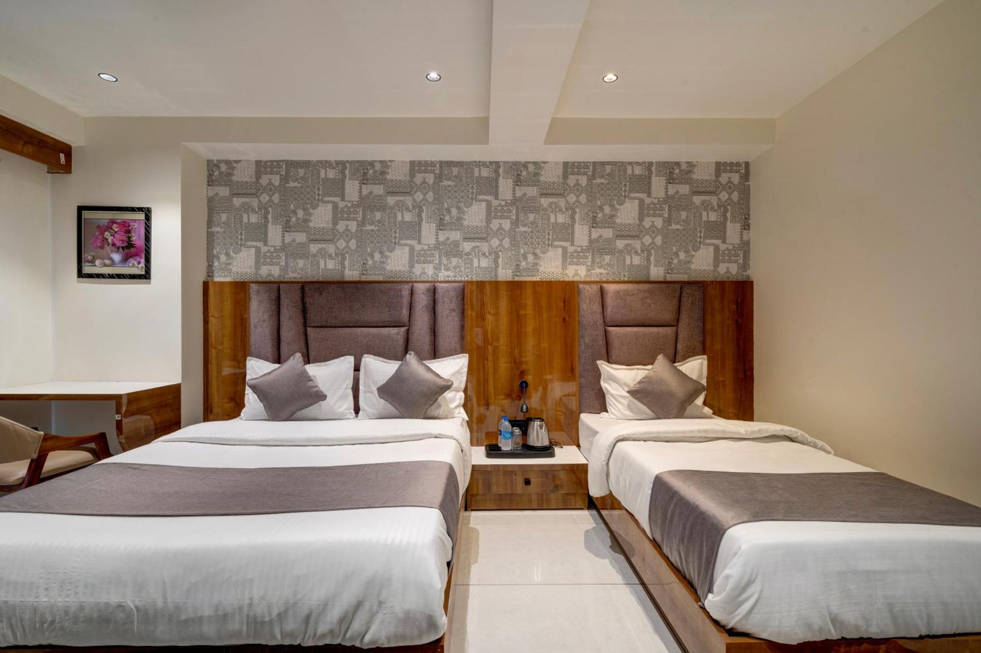 Hotel Shrimad Villa Гандинагар Экстерьер фото